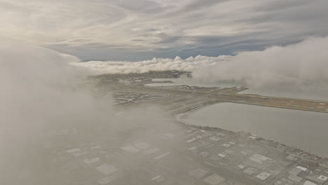 Burlingame-California-Aerial-V8-Cinematic-Drone-Flyover-Fast-Moving-Clouds,-Die-Den-Himmel-Bedecken-Und-Ingold-Milldale-Nachbarschaft-Und-SFO-Airport-Mit-Blick-Auf-Die-Bucht-Einfangen-–-Aufgenommen-Mit-Mavic-3-Cine-–-Juni-2022