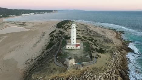 Drohne,-Der-Den-Leuchtturm-Und-Die-Umliegenden-Teile-Des-Strandes-An-Der-Küste-Von-Cadiz-In-Spanien-Enthüllt