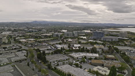 Foster-City-California-Aerial-V2-Zur-Einrichtung-Einer-Drohnenüberführung-Lincoln,-Schach,-Vintage-Park-Stadtviertel-Mit-Blick-Auf-Die-Bucht-Von-San-Francisco-An-Einem-Bewölkten-Tag-–-Aufgenommen-Mit-Mavic-3-Cine-–-Juni-2022