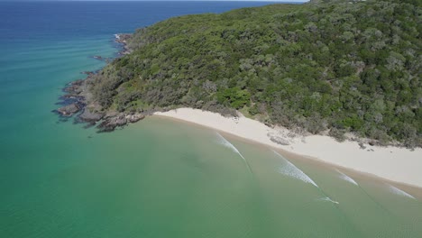 Idyllische-Landschaft-Des-Doppelinselpunktes-An-Der-Küste-Von-Queensland,-Australien---Luftdrohnenaufnahme