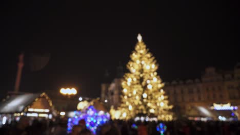 Christmas-markets-in-city,-blinking-tree-and-crowds-of-people,-soft-focus-view