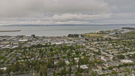 Burlingame-California-Aerial-V4-Panoramischer-Schwenkblick-über-Die-Bucht-Von-San-Francisco,-Die-Wohnhäuser-In-Den-Nachbarschaften-Und-Den-Flughafen-Sfo-Erfasst-–-Aufgenommen-Mit-Mavic-3-Cine-–-Juni-2022