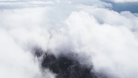 Luftdrohne-über-Wolken-Und-Berge-Geschossen