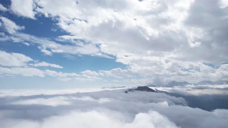 Vista-Aérea-De-Drones-De-Capas-De-Nubes-En-El-Cielo-Sobre-Las-Montañas