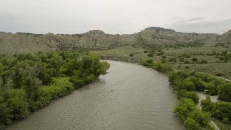 Alazani-Fluss,-Der-In-Der-Georgischen-Tieflandlandschaft-In-Mijniskure-Fließt
