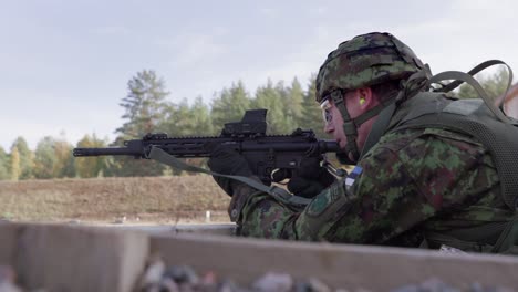 Soldado-Tumbado,-Apuntando-Y-Disparando-Rifle-De-Asalto-En-Ejercicio-Militar,-Midshot,-Handheld