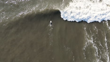 Vista-De-Drones-De-Un-Surfista-En-El-Océano