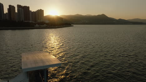 Vista-De-Drones-De-Edificios-Altos-Y-El-Paseo-Marítimo-En-Hong-Kong,-China