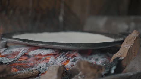 Indigene-Küche-Mit-Yuca-Tortillas,-Die-Im-Ecuadorianischen-Amazonas-über-Feuerholz-Gekocht-Werden