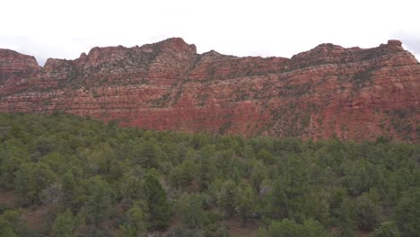 Acantilados-De-Roca-Roja-En-El-Parque-Nacional-De-Zion-Suroeste-De-Utah--Panorámica-Izquierda