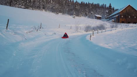 Ein-Kleiner-Junge-Spielt-Schlitten-Am-Weihnachtstag-Im-Winter-In-Norwegen
