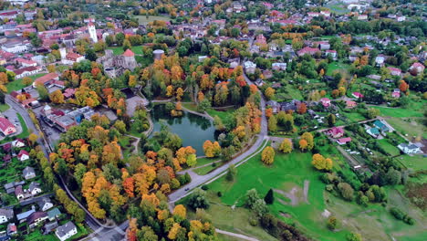 Die-Stadt-Cesis-In-Lettland,-Geschützt-Durch-Eine-Historische-Steinfestung