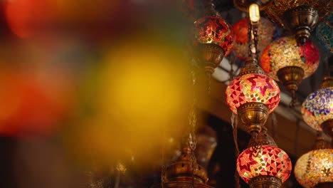 Bright-And-Colorful-Traditional-Turkish-Lanterns-In-A-Souvenir-Shop-In-Göreme,-Cappadocia,-Turkey