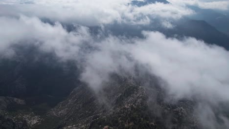 Drone-Aéreo-Sobre-Nubes-Y-Montañas-Brumosas,-Naturaleza-Mística-De-Turquía,-Thermessos,-Antalya
