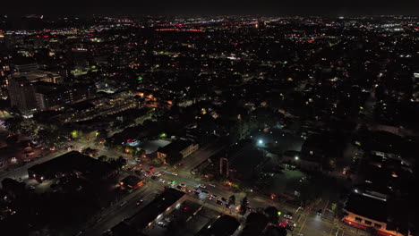 San-Jose-California-Aerial-V6-Filmische-Niedrige-Vogelperspektive-überführung-Horace-Mann-Entlang-Der-Santa-Clara-Street,-Die-Das-Beleuchtete-Geschäftige-Stadtbild-Der-Innenstadt-Bei-Nacht-Einfängt---Aufgenommen-Mit-Mavic-3-Cine---Juni-2022
