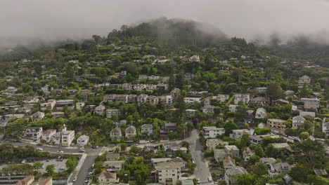 Sausalito-City-California-Aerial-V1-Drone-Flyover-Napa-Street,-Das-Eine-Malerische-Wohngegend-In-Hügellage-Mit-Dichtem-Nebel-Bedeckt,-Der-Den-Himmel-Bedeckt---Aufgenommen-Mit-Mavic-3-Cine---Juni-2022