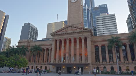 Touristen-Und-Einheimische-Pendler,-Die-Am-Rathaus-Von-Brisbane-Am-King-George-Square-Vorbeikommen