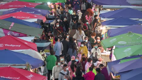 Blick-Von-Oben-Auf-Einen-überfüllten-Fa-Yuen-Straßenmarkt-Während-Der-Nacht,-Während-Die-Menschen-In-Hongkong-Nach-Preisgünstigem-Gemüse,-Obst,-Geschenken-Und-Modeartikeln-Suchen