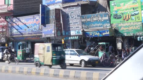 Vorbeifahrender-Verkehr-In-Quetta.-Zeitlupe