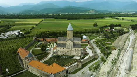 Complejo-Del-Monasterio-Ortodoxo-Alaverdi-En-El-Campo-Rural-De-Georgia