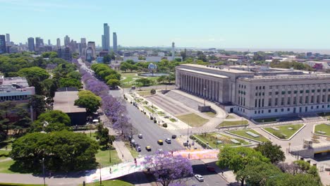 Tráfico-En-La-Vía-En-Buenos-Aires,-Argentina-Pasando-Por-La-Facultad-De-Derecho-De-La-Universidad-De-Buenos-Aires