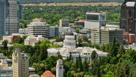 Sacramento-City-California-Aerial-V4-Filmischer-Flug-Um-Das-Historische-Wahrzeichen-Des-State-Capitol-Building,-Das-Architektonische-Details-Und-Den-Blick-Auf-Das-Stadtbild-Der-Innenstadt-Erfasst-–-Aufgenommen-Mit-Mavic-3-Cine-–-Juni-2022
