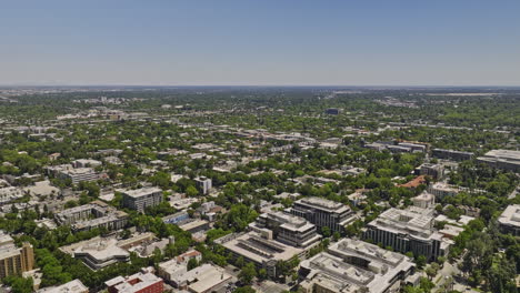 Sacramento-City-California-Aerial-V9-Panorama-Schwenkansicht,-Die-Tagsüber-Das-Stadtbild-Der-Innenstadt-Mit-Regierungsbüros-Rund-Um-Das-State-Capitol-Building-Einfängt-–-Aufgenommen-Mit-Mavic-3-Cine-–-Juni-2022