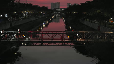 Verkehr-Auf-Kleiner-Brücke-über-Stadtfluss-Bei-Sonnenuntergang