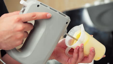 Küchenchef-Hand-Peitscht-Eigelb-In-Plastikbecher-Mit-Mixer-Und-Macht-Vietnamesischen-Eierkaffee