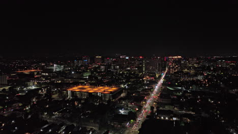 San-Jose-California-Aerial-V2-Filmische-Drohne-überführung-Der-Santa-Clara-Street-Durch-Die-Stadt,-Die-Den-Geschäftigen-Verkehr-Und-Das-Beleuchtete-Stadtbild-Der-Innenstadt-Bei-Nacht-Einfängt---Aufgenommen-Mit-Mavic-3-Cine---Juni-2022