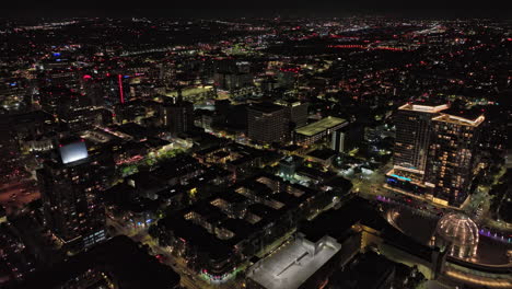 San-Jose-California-Aerial-V4-Filmische-Drohnenüberführung-Aus-Der-Vogelperspektive-In-Der-Innenstadt,-Die-Beleuchtetes-Stadtbild-Und-Geschäftige-Straßen-Bei-Nacht-Von-Oben-Einfängt---Aufgenommen-Mit-Mavic-3-Cine---Juni-2022