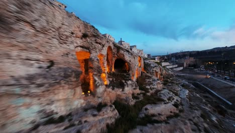 Cuevas-Históricas-De-Urfa-Por-La-Noche