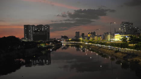 Sonnenuntergangshimmel-über-Städtischem-Flussufer