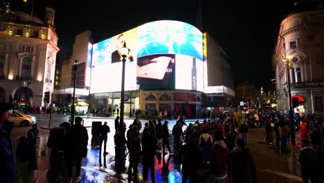 Una-Foto-De-La-Calle-Piccadilly-Circus-Con-Muchos-Turistas-Por-La-Noche-En-Londres,-Reino-Unido