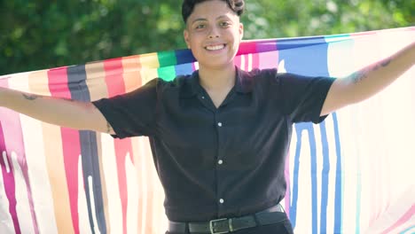 Mujer-Lesbiana-Sostiene-La-Bandera-Del-Orgullo-Gay,-Celebrando-Los-Derechos-Lgbtq-Y-La-Igualdad