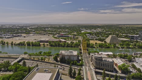 Sacramento-City-California-Aerial-V25-Flyover-High-Rise-Building-In-Downtown-Capitol-Mall-Auf-Der-Anderen-Seite-Des-Flusses-In-Richtung-Sutter-Health-Park-Auf-Der-Westseite-Tagsüber-–-Aufgenommen-Mit-Mavic-3-Cine-–-Juni-2022