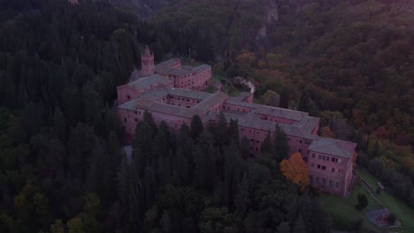 Morning-scenery-at-hill-top-Benedictine-monastery-in-Tuscany,-aerial