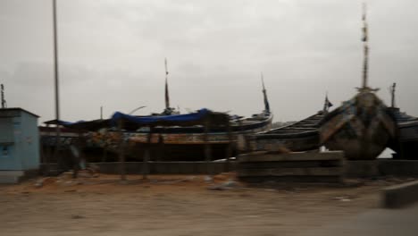 Ein-LKW-Schuss-Zeigt-Typische-Fischerboote,-Die-Aus-Dem-Wasser-In-Saint-Louis,-Senegal,-Herausragen