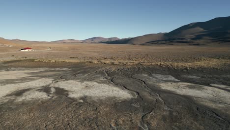 Laguna-Colorada,-Bolivianisches-Andenkordilleren-feuchtgebiet,-Weiße-Vögel-Fliegen-über-Braunen-Sedimenten,-Andenkordilleren-reiseziel,-Luftbild