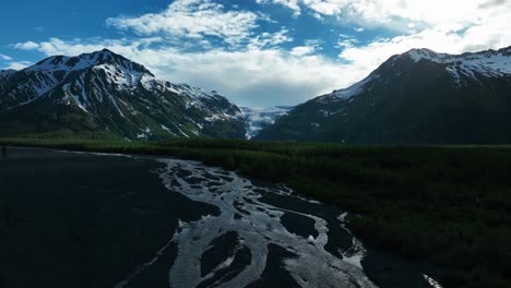 Vuelo-Sobre-La-Escorrentía-Del-Glaciar-Matanuska-Con-Majestuosas-Montañas-Nevadas-En-Alaska