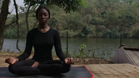 Una-Dama-Durante-El-Yoga,-Meditando-En-La-Pose-Fácil-Junto-Al-Lago