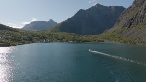 Lancha-Navegando-Por-El-Fiordo-Cerca-De-Los-Picos-De-Las-Montañas-Lyngen-En-Noruega