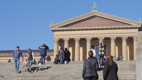 Leute,-Die-In-Zeitlupe-Die-Treppe-Des-Philadelphia-Museums-Hinaufgehen