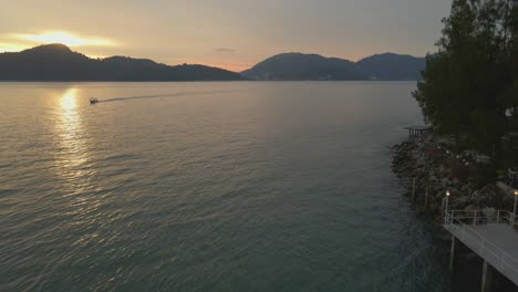Drohnenblick-Auf-Sonnenuntergang-Und-Bootsfahrten-In-Den-Gewässern,-Marina-Island,-Malaysia