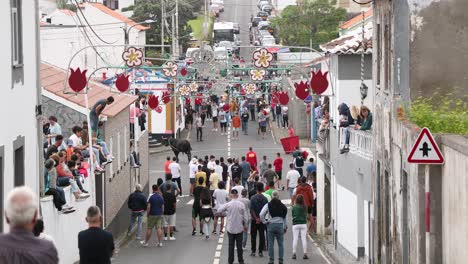 Leute-Auf-Der-Straße-Beobachten-Den-Traditionellen-Stierkampf-Am-Seil-In-Sao-Mateus-Da-Calheta,-Insel-Terceira,-Azoren,-Portugal