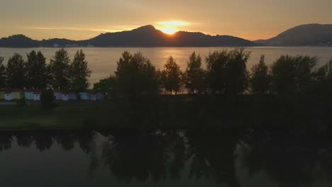 Drohnenansicht-Des-Wunderschönen-Sonnenuntergangs-über-Marina-Island,-Malaysia