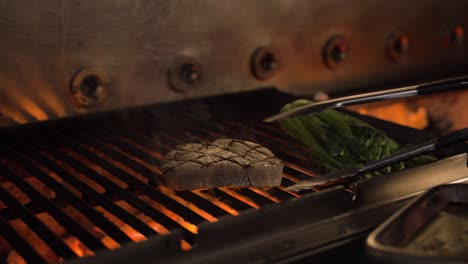 Cheff-grills-tuna,-with-flames