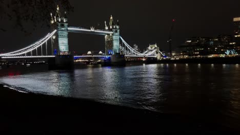 London-City-Bei-Nacht-Mit-Der-Tower-Bridge-Im-Vordergrund