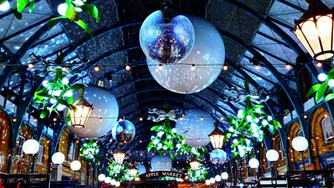 Hermosas-Lámparas-De-Techo-Interior-De-Covent-Garden-Con-Luz-Ornamental