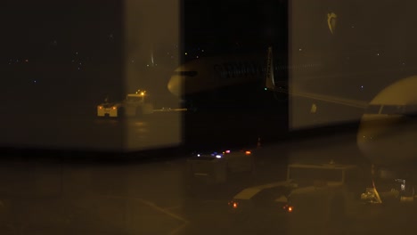 Ryanair-Boeing-Flugzeug-Rollt-Zur-Startbahn-Zum-Abheben,-Blick-Vom-Innenflughafen